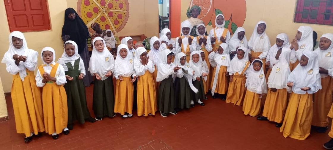 Élèves en uniforme Al Qalam